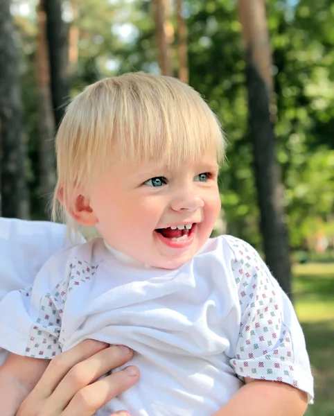 Fröhliches Kinderporträt im Freien — Stockfoto