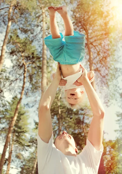 Mutlu baba ve oğul açık — Stok fotoğraf