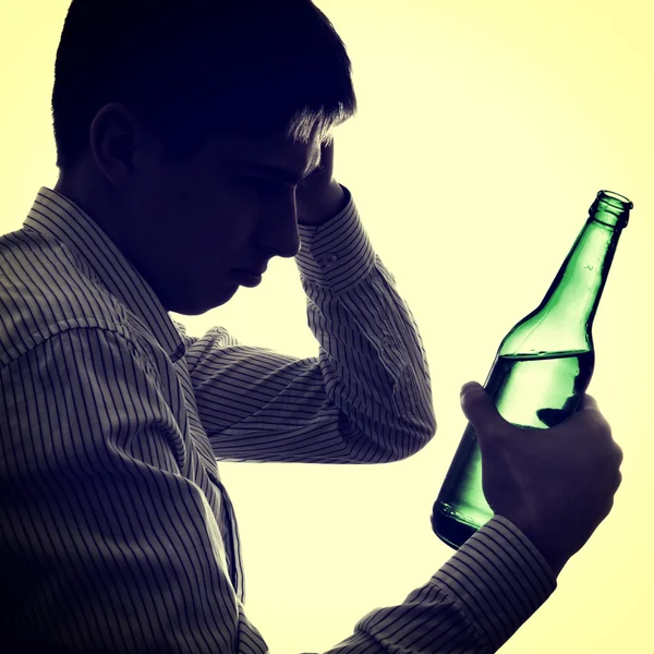 Uomo con una bottiglia di birra — Foto Stock