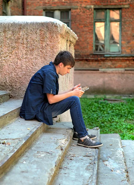 Teenager s tabletovým počítačem — Stock fotografie