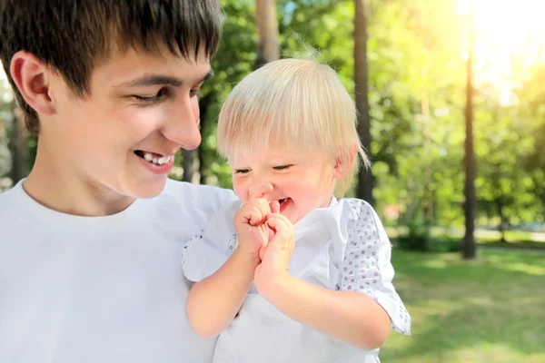 Padre joven y niño — Foto de Stock