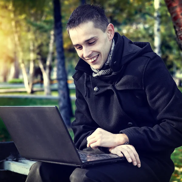 Homem com laptop ao ar livre — Fotografia de Stock