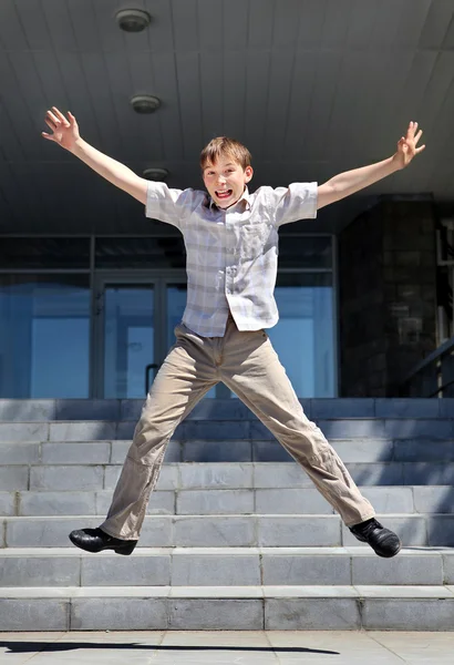 Glücklicher Teenager springen — Stockfoto