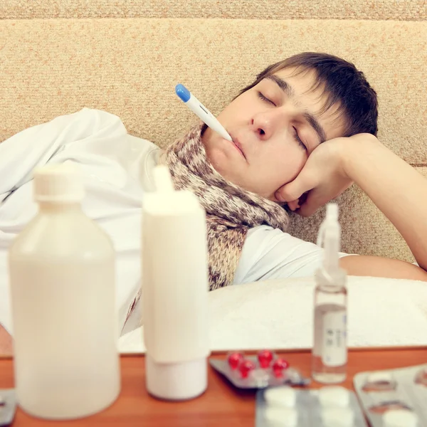 Adolescent malade avec thermomètre — Photo