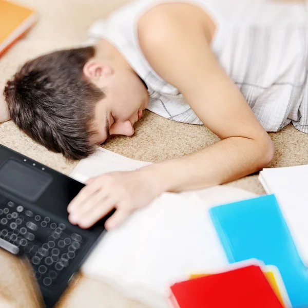 Estudante cansado dormindo — Fotografia de Stock