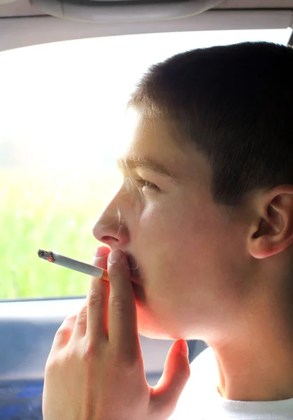 Jovem com cigarro — Fotografia de Stock