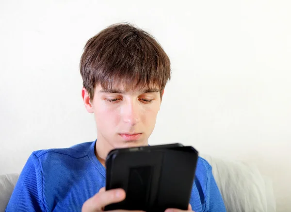 Jonge man met tablet computer — Stockfoto