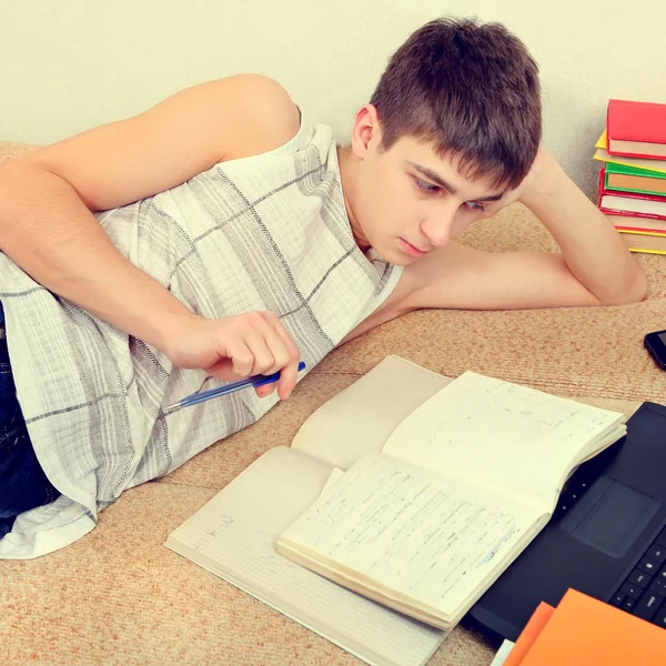 Adolescente fazendo lição de casa — Fotografia de Stock