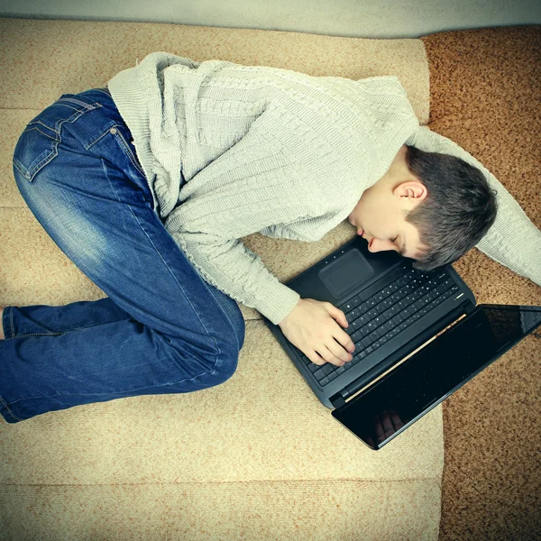 Молодий чоловік спить з ноутбуком — стокове фото
