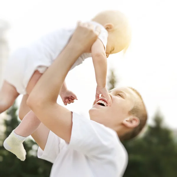 Kind und Baby im Freien — Stockfoto