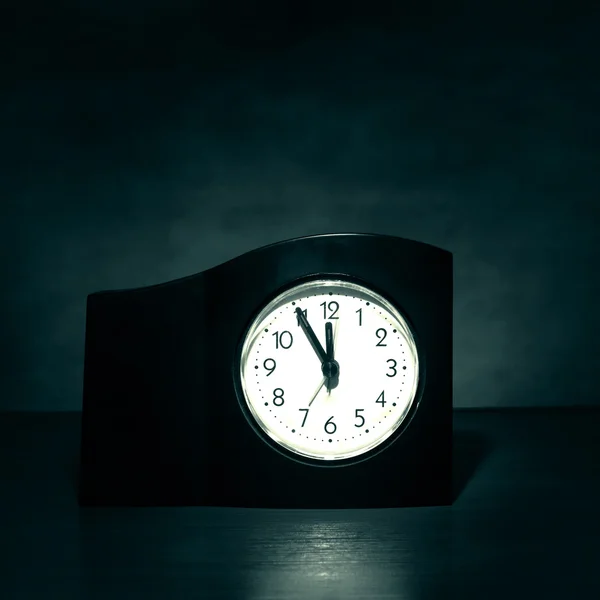 Horloge dans la chambre noire — Photo