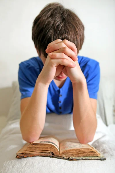 Jeune homme avec une Bible — Photo