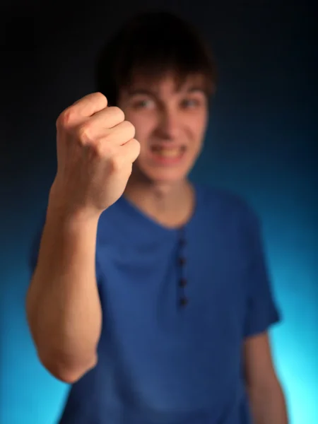 Молодой человек показывает кулак — стоковое фото