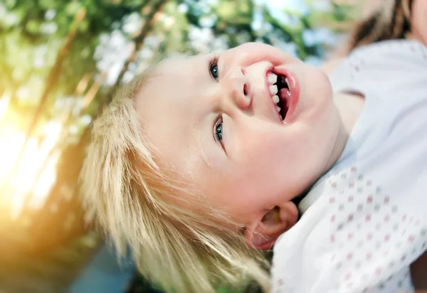 Vrolijk kind buiten — Stockfoto