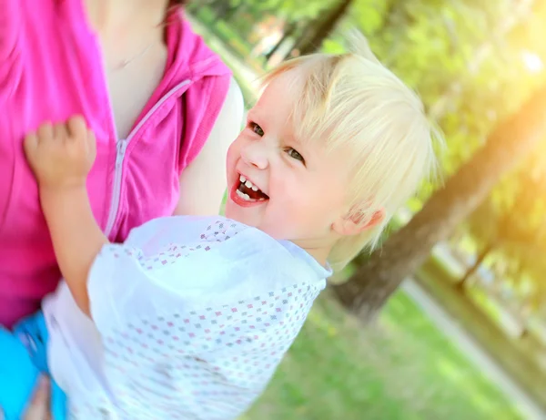 Vrolijk kind buiten — Stockfoto