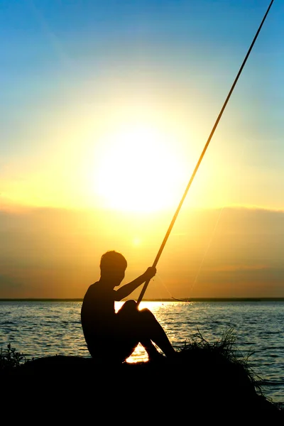 Fischersilhouette bei Sonnenuntergang — Stockfoto