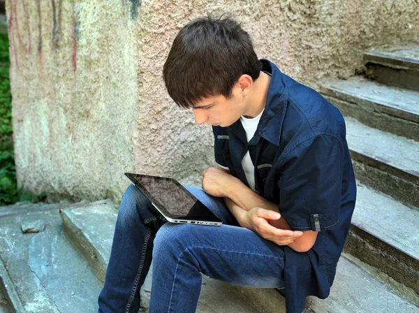 Adolescente com computador tablet — Fotografia de Stock