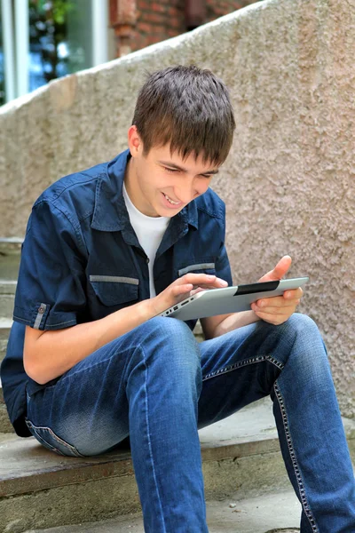 Veselá teenager s tabletem — Stock fotografie