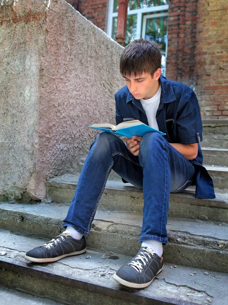 Adolescente com um livro — Fotografia de Stock