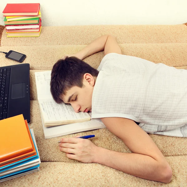 Studente che dorme sul divano — Foto Stock