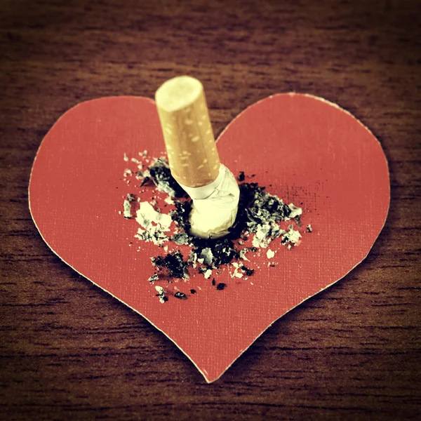 Cigarrillo con forma de corazón — Foto de Stock