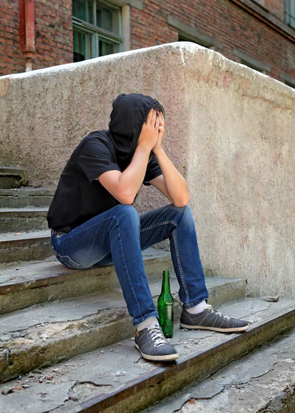 Triest jonge man buiten — Stockfoto