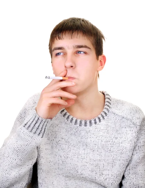 Νεαρός άνδρας καπνίζει τσιγάρο — Φωτογραφία Αρχείου