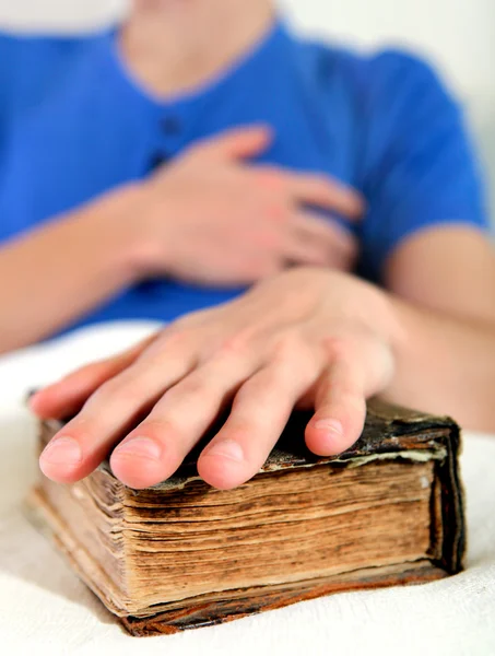 Personne avec le vieux livre — Photo