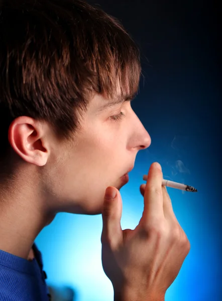 Νεαρός άνδρας καπνίζει τσιγάρο — Φωτογραφία Αρχείου
