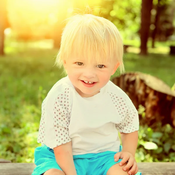 Criança alegre ao ar livre — Fotografia de Stock