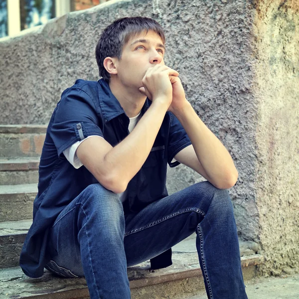 Nadenkend jonge man — Stockfoto