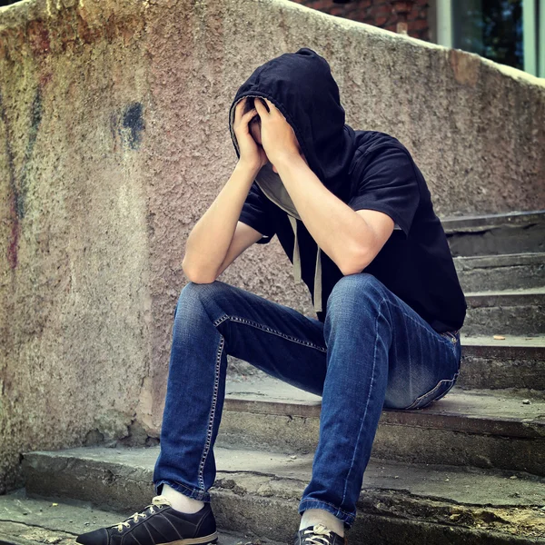 Triste jovem ao ar livre — Fotografia de Stock