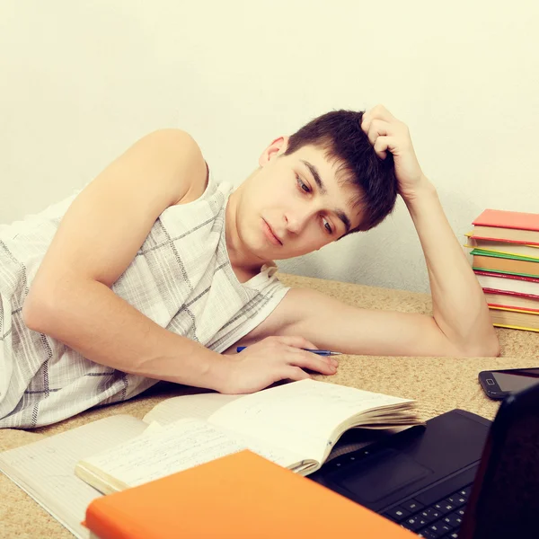 Tiener doet huiswerk — Stockfoto