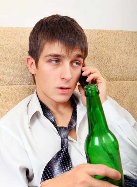 Bir bira ile genç adam — Stok fotoğraf