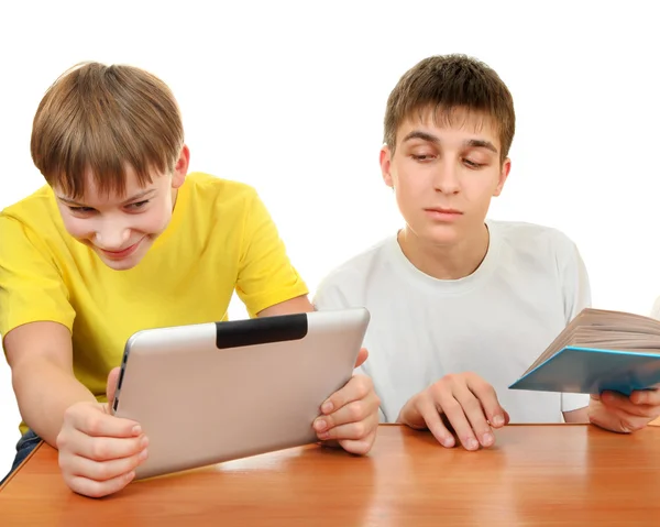 Hermanos con un libro y una tableta —  Fotos de Stock