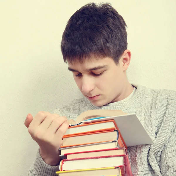Nastolatek z książek — Zdjęcie stockowe