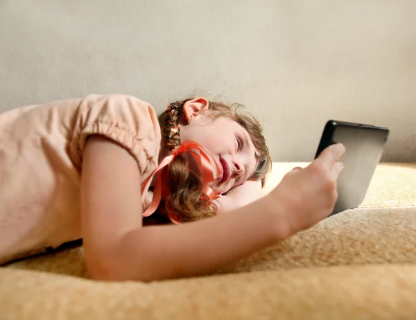 Petite fille avec tablette — Photo