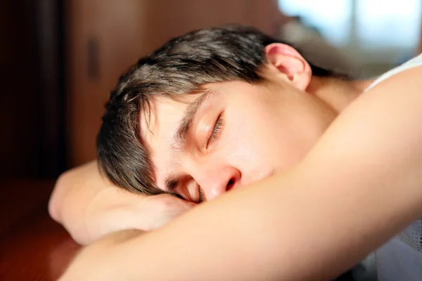 Junger Mann schläft — Stockfoto