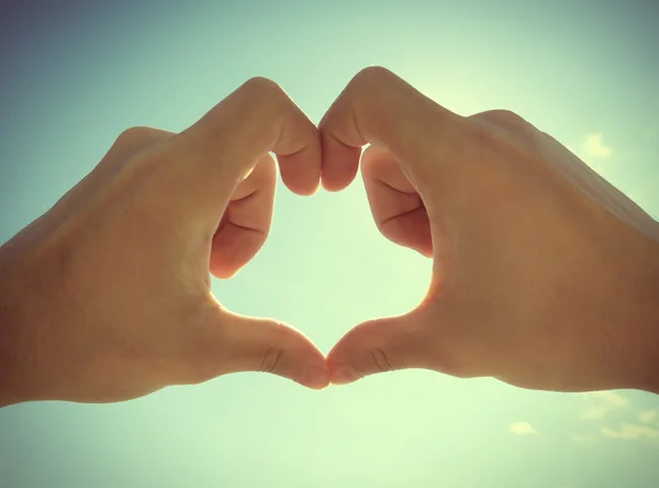 Manos en forma de corazón — Foto de Stock