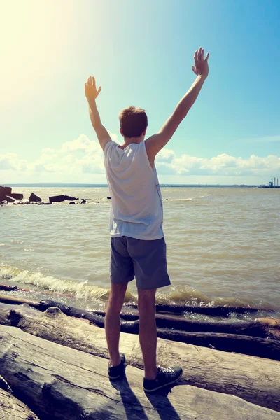 Glad ung man på seaside — Stockfoto