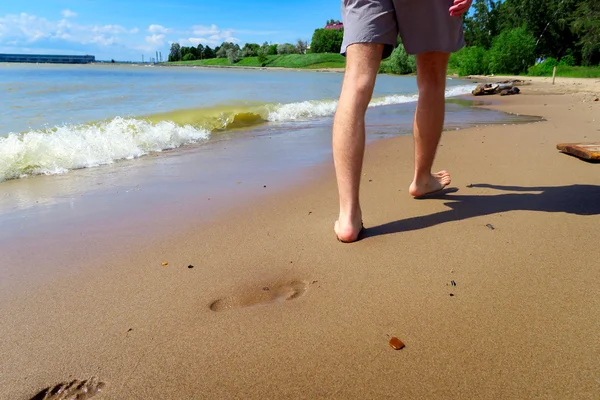Ноги на самому березі моря — стокове фото