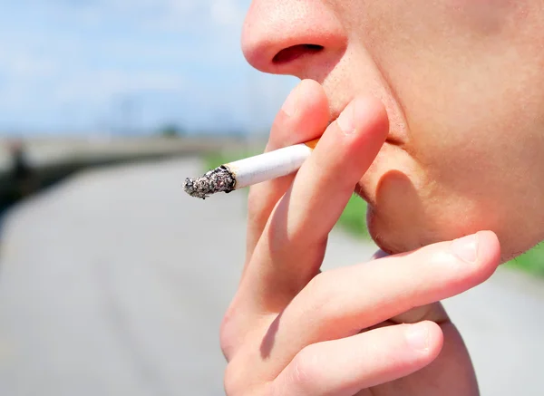 Junger Mann mit Zigarette — Stockfoto