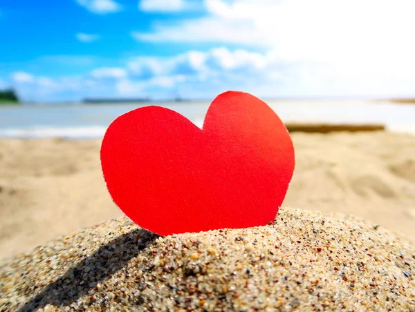 Corazón en la orilla del mar — Foto de Stock