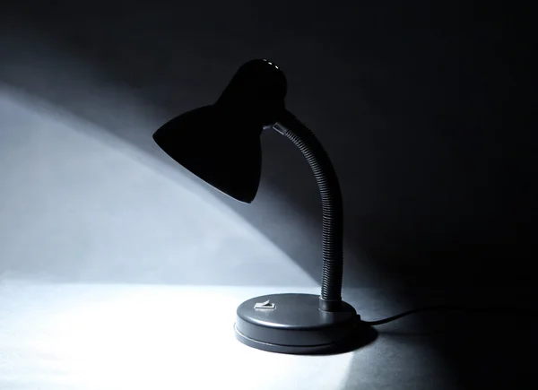 Лампа в темряві — стокове фото