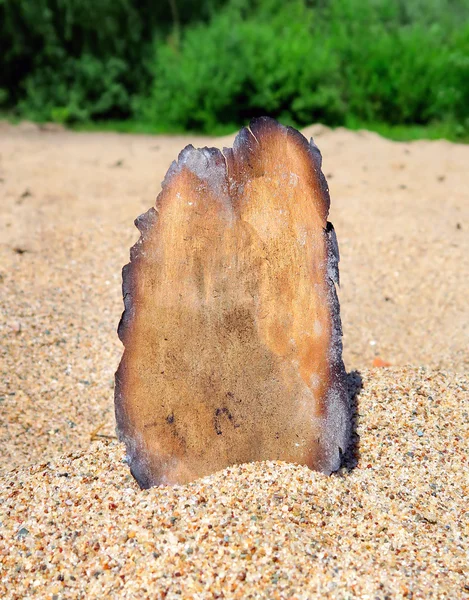 Papier im Sand verbrannt — Stockfoto