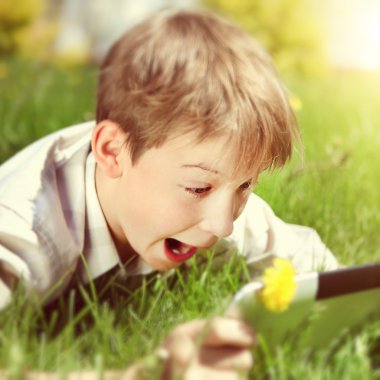 Tablet ile mutlu çocuk