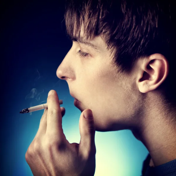 Joven con cigarrillo — Foto de Stock