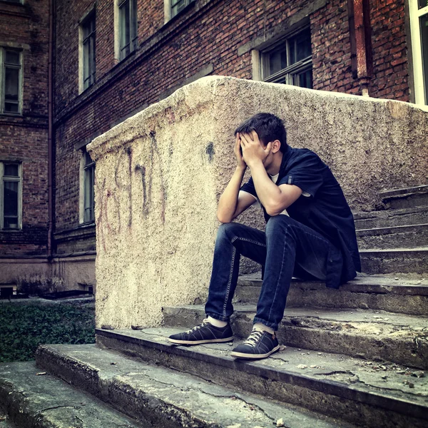 Triste adolescente all'aperto — Foto Stock