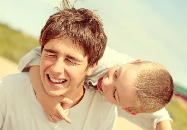 Juguetones hermanos al aire libre — Foto de Stock