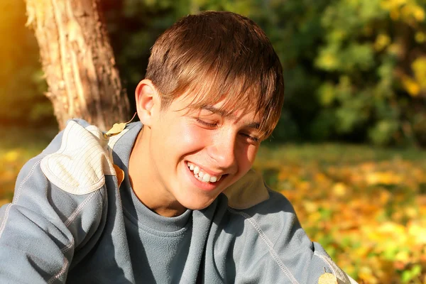 Adolescente no parque — Fotografia de Stock